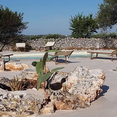 Agave With Pool فيلة أوستوني